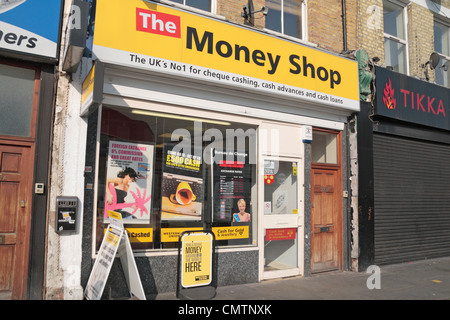 Il negozio di denaro su Uxbridge Road, Shepherds Bush, a ovest di Londra, Regno Unito. Foto Stock