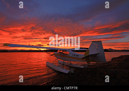 Un galleggiante piano prospiciente il tramonto sul Lago di Teslin, Yukon Foto Stock