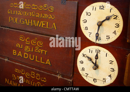 Orologi di stazione ferroviaria, Sri Lanka, Kandy, Foto Stock