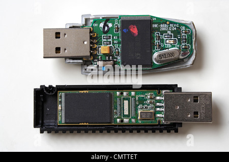 Vista interna di 2 memory stick USB. Prodotti elettronici, archiviazione dati per computer, tecnologia hardware per circuiti integrati Foto Stock