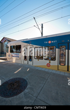 Il numero massimo di treni pendolari a Orenco Tri-Met Max stazione ferroviaria a Hillsboro, Oregon. Foto Stock