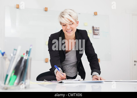 Uomo che lavora alla reception Foto Stock
