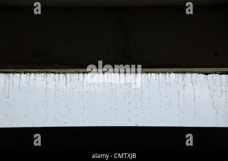 Cortina di acqua visto dall'interno di un edificio Foto Stock