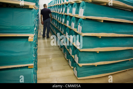 Rimane del massacro di Srebrenica pronti per la partenza da Visoko morgue di Srebrenica Potocari Memorial Centre. Foto Stock