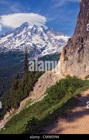 Vista spettacolare di Washington's Mount Rainier con cloud lenticolare sopra Paradise Valley dal sentiero fino a plummer di picco. Foto Stock