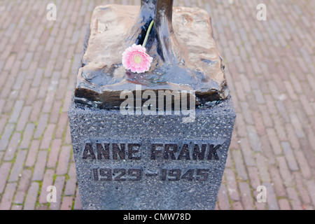 La casa di Anna Frank Statua in Amsterdam, Paesi Bassi da Mari Adriessen Foto Stock