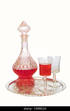 Vintage vino decanter e due bicchieri - uno vuoto e uno riempito con un bicchiere di vino rosso, su lastra d'argento Foto Stock
