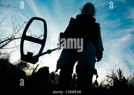 Un deminer in azione la pulizia dell'area da miniere. Foto Stock