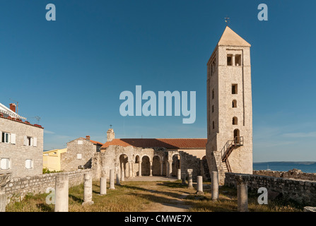 Il campanile (campanile) e le rovine della Basilica di San Giovanni (Ivan) l evangelista, la storica città di Rab, Croazia Foto Stock