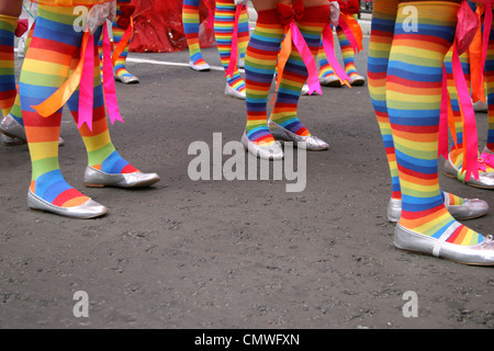 Membri del West Indian community lead annuale di carnevale di Notting Hill, detenuti per le strade di Notting Hill, Londra, Inghilterra Foto Stock