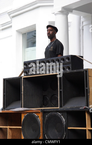 Uno dei molti sistemi audio impostata fino all'annuale carnevale di Notting Hill, detenuti per le strade di Notting Hill, Londra, Inghilterra Foto Stock