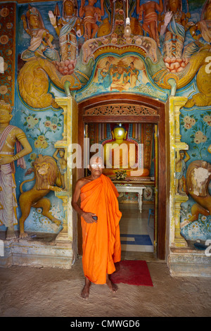 Sri Lanka, Koggala - Monaco all'interno del Nawamunise Purana tempio Foto Stock