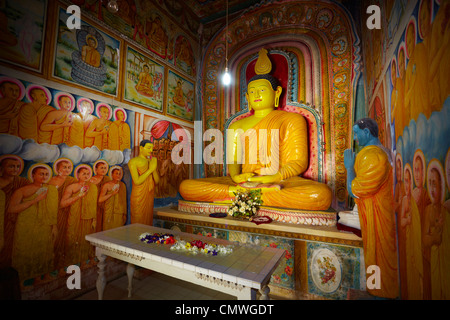 Sri Lanka - Koggala, statua del Buddha in Nawamunise Purana tempio Foto Stock