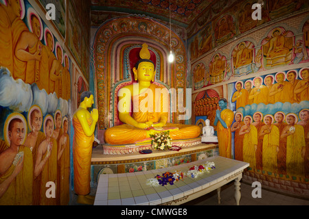 Sri Lanka - Koggala, statua del Buddha in Nawamunise Purana tempio Foto Stock