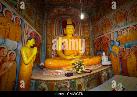 Sri Lanka - Koggala, statua del Buddha in Nawamunise Purana tempio Foto Stock