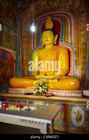 Sri Lanka - Koggala, statua del Buddha in Nawamunise Purana tempio Foto Stock