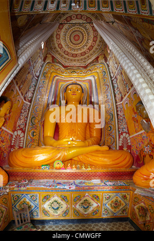 Sri Lanka - Koggala, statua del Buddha in Nawamunise Purana tempio Foto Stock