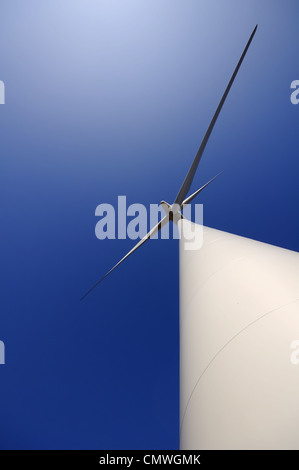 Vista obliqua di una turbina eolica su Whitelee per centrali eoliche. Immagine presa dalla base della torre guardando in alto con obiettivo grandangolare. Foto Stock