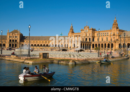 Persone su barche di Plaza de Espana complessa (1929) centrale di Siviglia Andalusia Spagna Foto Stock