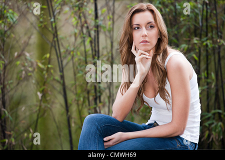 Donna pensando ritratto Foto Stock