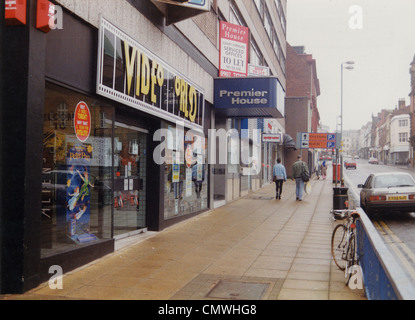 Darlington Street, Wolverhampton, 34060. Un sentiero in Darlington Street. I locali del mondo video visibile a sinistra Foto Stock