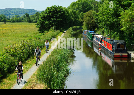 Famiglia ciclismo narrowboats passato sulla strada alzaia del Montgomery Canal Shropshire Inghilterra Foto Stock