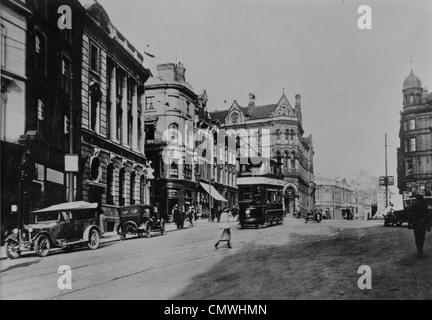 Queen Square, Wolverhampton, circa 1925. Queen Square guardando verso Lichfield Street. L'edificio dietro il tram ospita il Foto Stock