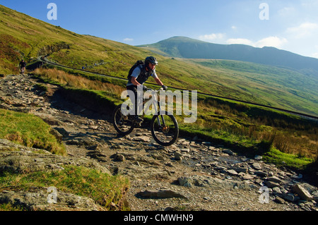 Mountain Biker discendente l Llanberis via su Snowdon/yr Wylfa, Gwynedd, Galles Foto Stock