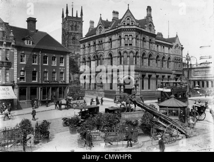 Queen Square, Wolverhampton, inizio XX sec. Una scena di occupato in Queen Square. Al centro a destra si erge la statua del Principe Foto Stock