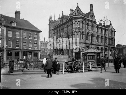 Queen Square, Wolverhampton, inizio XX sec. Le persone e gli edifici in Queen Square. Al centro si erge la statua del Principe Foto Stock