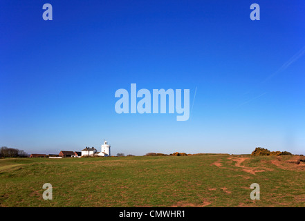 Una vista del Cromer faro da est scogliere a Cromer, Norfolk, Inghilterra, Regno Unito. Foto Stock