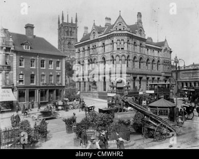 Queen Square, Wolverhampton, inizio XX sec. Una scena di occupato in Queen Square. Al centro a destra si erge la statua del Principe Foto Stock