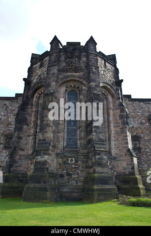 Vista del memoriale di guerra nel Castello di Edinburgo - Scottish National War Memorial lungo con belle vetrate. Foto Stock