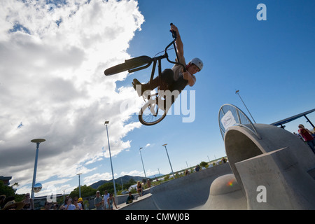 BMX rider di eseguire trick a skate park. Cairns, Queensland, Australia Foto Stock
