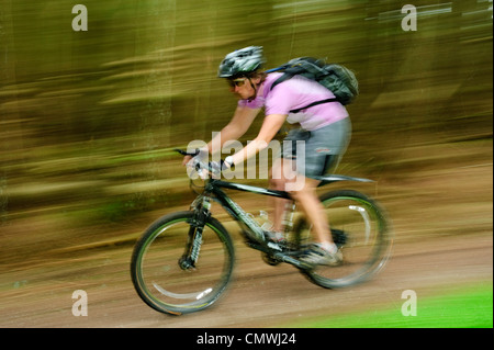 Femmina mountain biker in Gisburn Forest, Lancashire Foto Stock