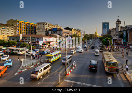 Il traffico circostante la Sule Paya nel centro di Yangon, Myanmar Foto Stock