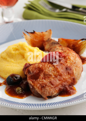 Pollo alla cacciatora lenta cottura in casseruola classico italiano ricetta Foto Stock