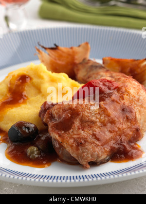 Pollo alla cacciatora lenta cottura in casseruola classico italiano ricetta Foto Stock