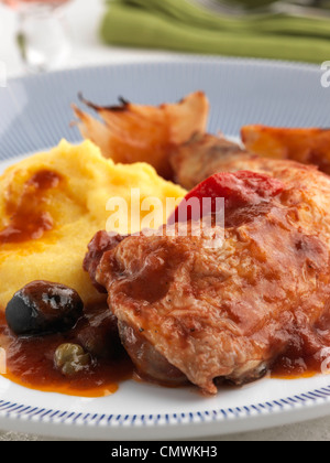 Pollo alla cacciatora lenta cottura in casseruola classico italiano ricetta Foto Stock