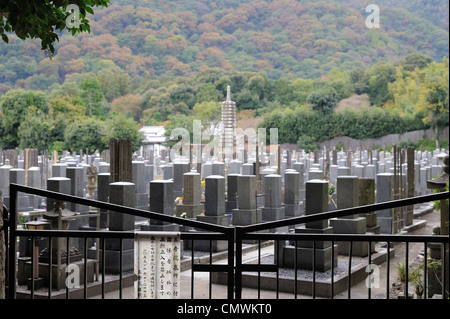 Il cancello chiuso al cimitero giapponese in Arashiyama, Kyoto, Giappone Foto Stock