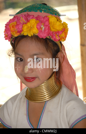 I giovani lungo collo Karen hilltribe girl in Taton Village Chiang Mai nel nord della Thailandia su 8/12/2009 Foto Stock