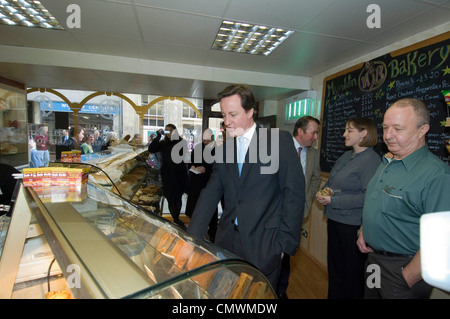 David Cameron, il Partito Conservatore leader comprare alcuni pasties nel panificio Myrddin in Carmarthen durante una visita alla città Foto Stock