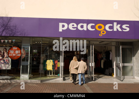 Paio di entrare Pavoni department store, High Street, Gosport, Hampshire, Regno Unito. Foto Stock