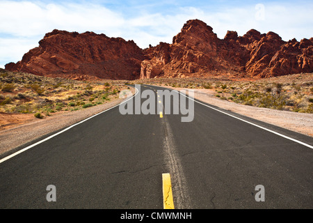 Byway attraverso la roccia arenaria formazioni in Nevada la Valle del Fuoco Foto Stock