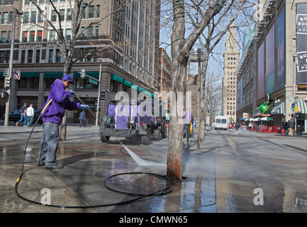 Denver, Colorado - un lavoratore pulisce la 16th Street mall pedonale. Foto Stock