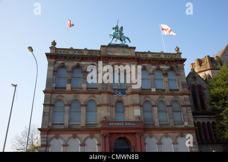 Clifton Street belfast Sala Arancio con la statua di re Guglielmo sulla sommità e la facciata in pietra Belfast Irlanda del Nord Regno Unito Foto Stock