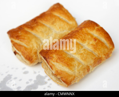 Salcicce calde rotoli avvolti in carta con del grasso il grasso fuoriesce Foto Stock