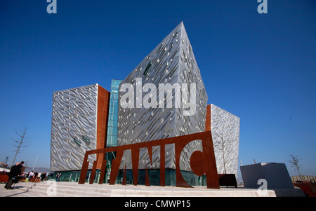 Un gigante di nome di acciaio piatto segna l'entrata al Titanic Belfast del centro visitatori a Belfast, Irlanda del Nord. Foto Stock