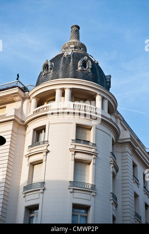 Un attraente bianco, edificio in pietra a Cannes, Francia con una cupola nera. Foto Stock