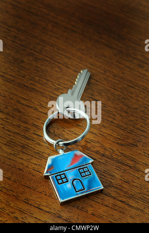 Casa keyring e chiave casa nuovamente i valori di prezzi del mercato immobiliare vendita acquisto casa acquirenti costi ipoteche ETC REGNO UNITO Foto Stock